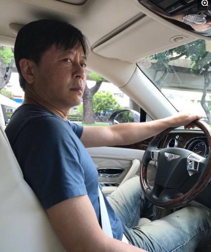 55岁王杰近照，被妻子抛弃一无所有，曾经的天王现在如此落魄！