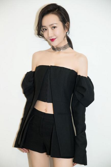 大露额头疯狂大笑,网友:杨幂都不