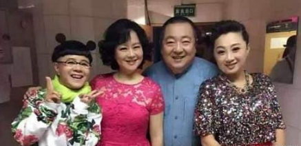 51岁金龟子和老公生活近照，低调恩爱30年，女儿漂亮可爱！