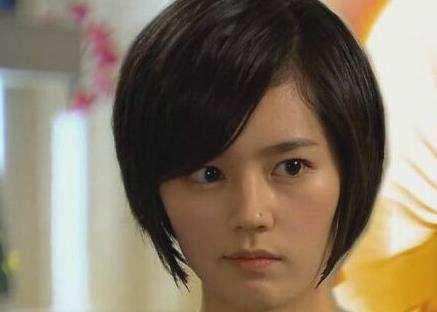 鼻子代表二十岁至四十五岁的运气，鼻梁有节中年时会转业或离婚