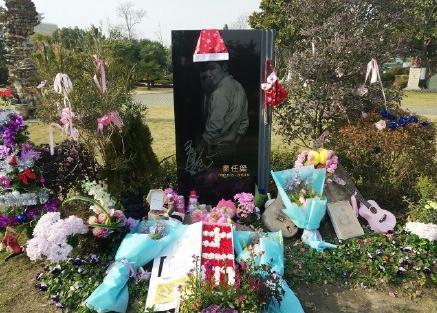 乔任梁墓, 位于永福陵园, 墓地设计新颖, 纪念像前鲜花簇拥!