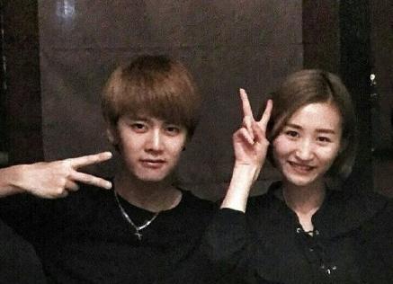 任嘉伦微博公开恋情,晒女友亲密照曝相恋已有