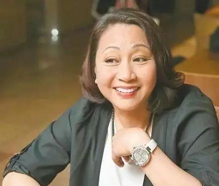 于是元秋选择了息影嫁人,与相处8个月的对象闪婚,婚后规规矩矩的做起