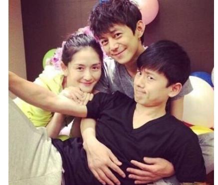 何炅夜宿谢娜家睡在主卧,张杰的动作,让他感到很尴尬