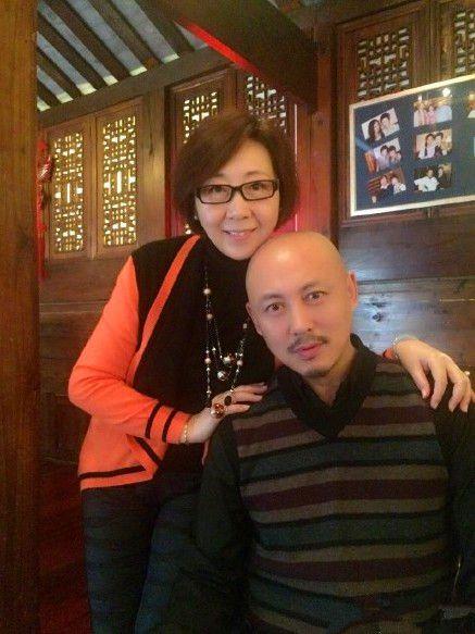 58岁高宏亮全家近照: 因帅气路上被拉去拍戏, 姐弟恋恩爱30年