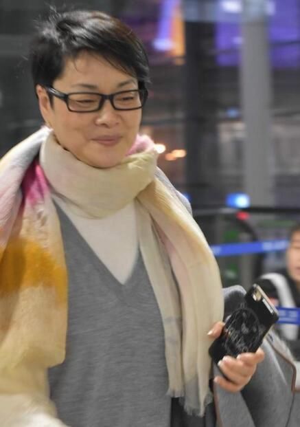 53岁毛阿敏和富商老公素颜生活近照曝光 女儿长大后好漂亮