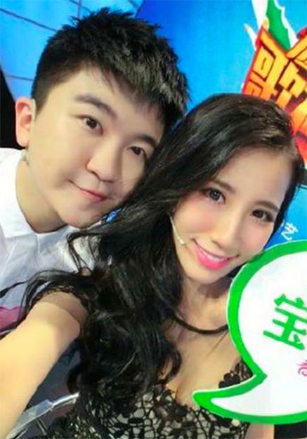 她是第一批黑涩会成员，因身材傲人被熟知，如今昆凌嫁给周董，她