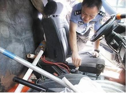 交警拦下一辆帕萨特，从车上发现这些东西，卡车司机说车主该枪毙