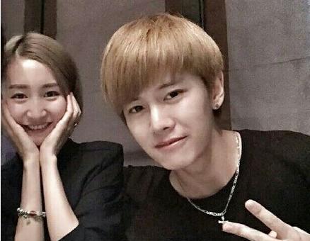 任嘉伦微博公开恋情,晒女友亲密照曝相恋已有