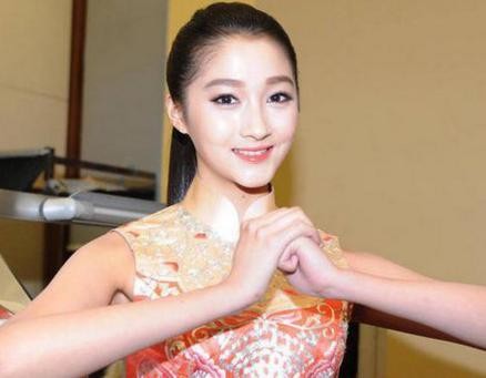 她是童星出道，20岁成为鹿晗的女友，乘坐500万国产车出行