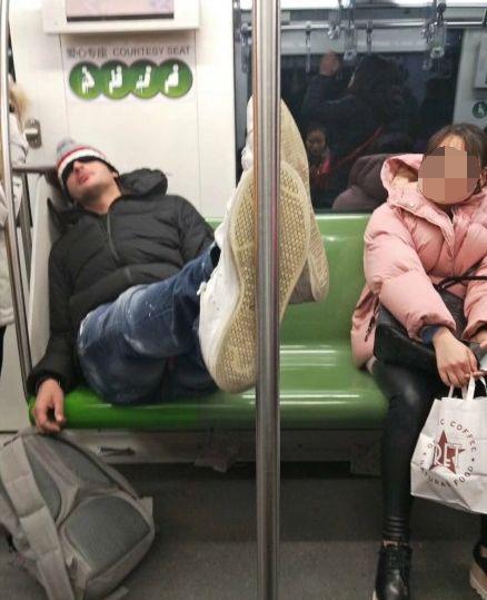 报料, 27号晚上, 她在乘坐地铁二号线的时候, 发现车厢里有一个戴着