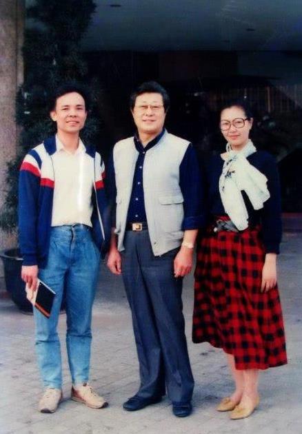 86岁王心刚全家照,儿子帅气是富豪,他与精神病妻子不离不弃!