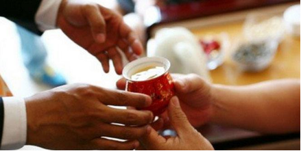 给客人敬茶要注意什么,这些礼仪不可忽视
