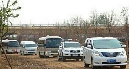 开劳斯莱斯对这辆中巴也要敬而远之，外观平淡无奇内