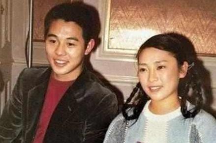 李连杰抛弃前妻选择利智，自称可放弃前程！看了利智年轻的照片，终于找到答案！