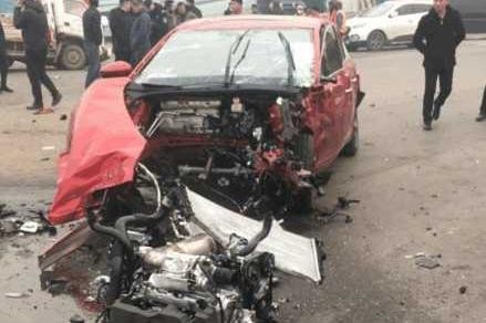 新款名爵6还未上牌对撞大货车, 发动机脱离车身, 网友: 第一次见