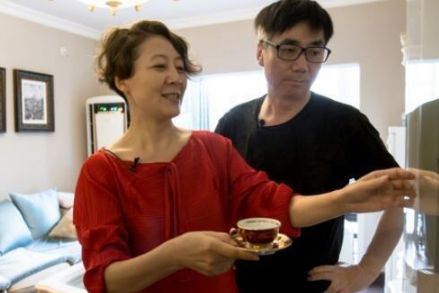 53岁范明全家近照，大4岁二婚妻子很强大，继子是军官女儿像他