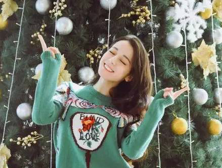 迪丽热巴晒美照,满屏都是大长腿,脚下的礼盒引