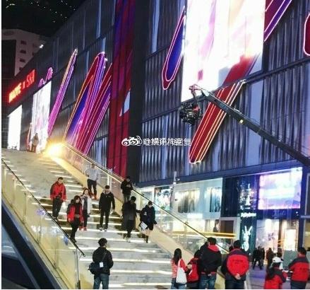 网友在华强北步行街,偶遇陈翔前女友毛晓彤和