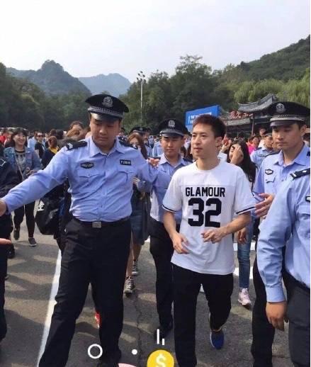 继马云与民警合影后,多名明星与民警合照被扒