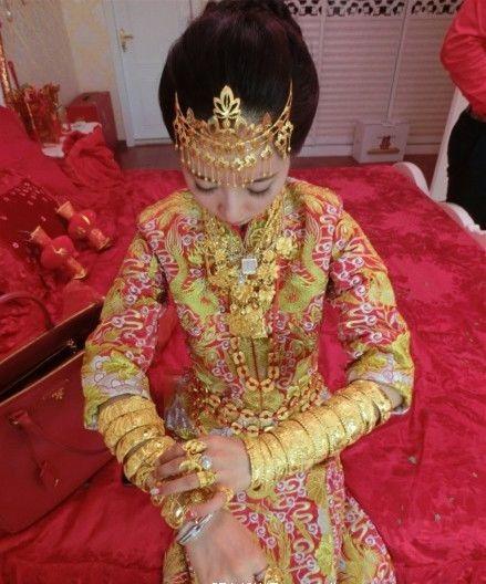 新娘身上挂满黄金首饰不下50件！网友：土豪的世界我不懂！