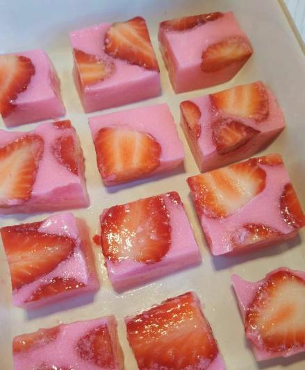 夏天到了教你怎样制作一道冰甜爽口的草莓牛奶布丁