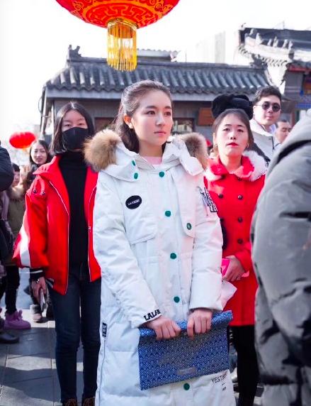 李兰迪参加中戏艺考 白羽绒服简约大方饰演余周周实力圈粉