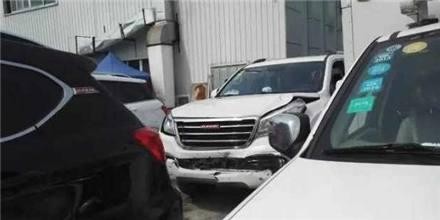 偶遇一批哈弗H9事故车，4S店7折出售，但无人问津！
