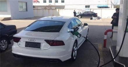 山东一车主花60万买豪车，交车现场很隆重，但是车钥匙无力吐槽！