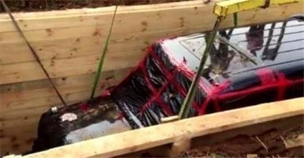 国外一农民锄地时挖出越野车，转手一卖自己就成了百万富翁