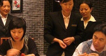 央视名嘴水均益近照，小13岁二婚妻子才貌双全，23岁女儿长相甜美