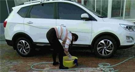 妙龄女子花10万买宝骏560, 看到仪表盘时, 不禁令车主窃喜!！