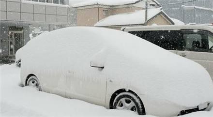 日本要被冻哭了，积雪2米厚，200万奥迪R8被冻住，高铁无法动弹