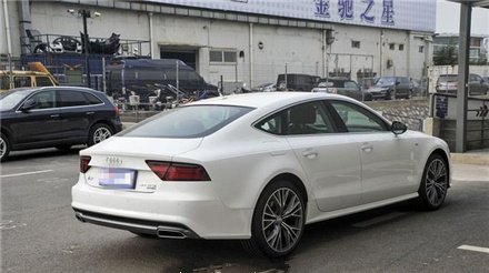 山东一车主花60万买豪车，交车现场很隆重，但是车钥匙无力吐槽！