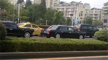 上街停车场偶遇一辆500万国产豪车，20多个车位，就停了一辆车！