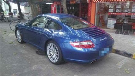 保时捷911停车库，车主取车时被贴“罚单”，仔细一看窃喜不已！