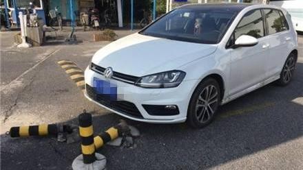 15万大众出停车场, 直接把路桩撞断, 车主称: 这质量看不懂!