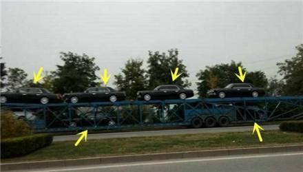 偶遇一批500万豪车，看到车标那一刻，网友大呼：车主不是一般人