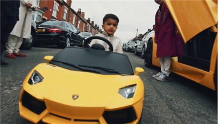 迪拜土豪聚会, 2岁孩子都开300万超跑, 网友: 一出生就在终点!