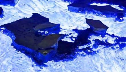 印尼伊真火山爆发的蓝色岩浆