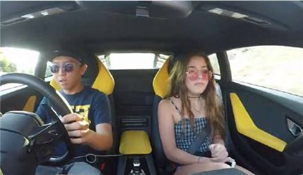 妙龄女子打车打到400万的超跑,上车10秒后,表