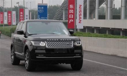 300万路虎上高速没违章，只在休息区松了松腰带，结果被扣12分！