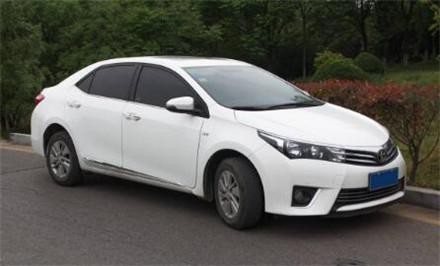 刚买的10万日系车不到一周，车头被铁丝切开，车主还在一旁傻笑！