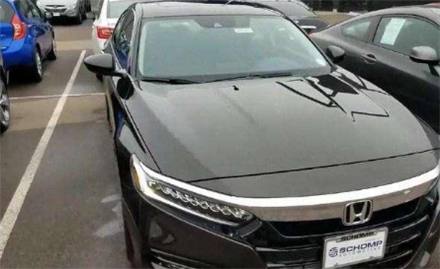 停车场偶遇10代本田雅阁,外观形似跑车,内饰豪