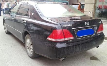 30万日系车来修理厂, 师傅拆开排气管一看, 竟出来这东西!！