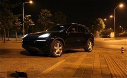 最美国产车遭保时捷撞击