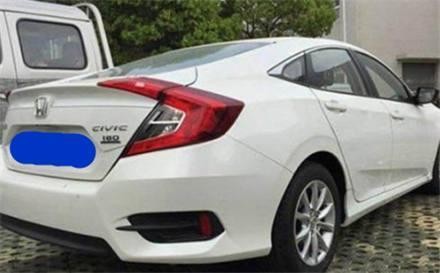 15万日系车思域遭连环追尾, 车主下车一看, 直呼: 不愧是日系车!