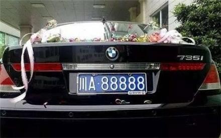 偶遇一辆摩托车，车牌号比88888还霸气，上街回头率还不输豪车！
