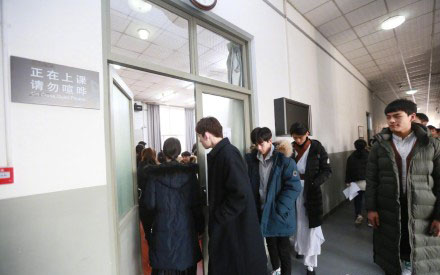 原创|易烊千玺中戏艺考复试没想到一个微笑和动作戳萌点!