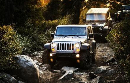 开40万牧马人爬80度高坡，还成功了，网友：捏了一把冷汗！